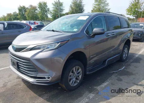 2021 Toyota Sienna Xle z USA, uszkodzony, nr VIN 5TDJRKEC5MS063932